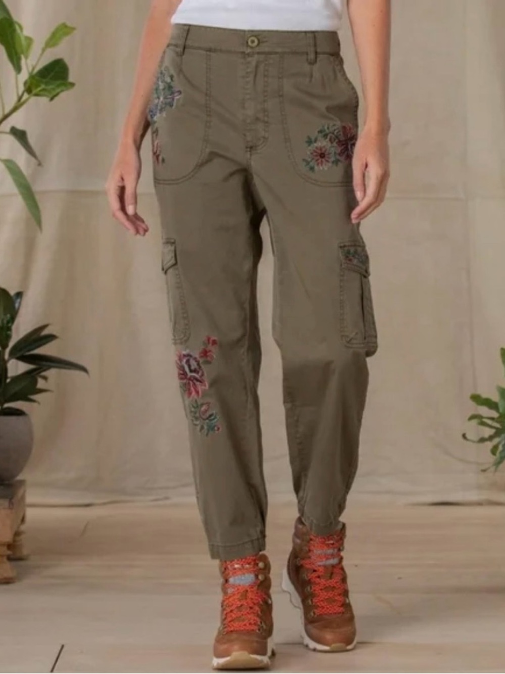 Sundance Olive Embroidered Cargo Pants. Size 6. EUC - Picture 2 of 7